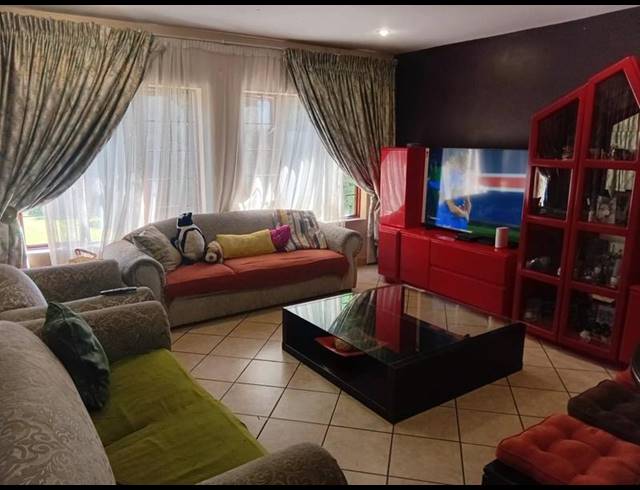 3 BEDROOM TOWNHOUSE FOR SALE IN THATCHFIELD